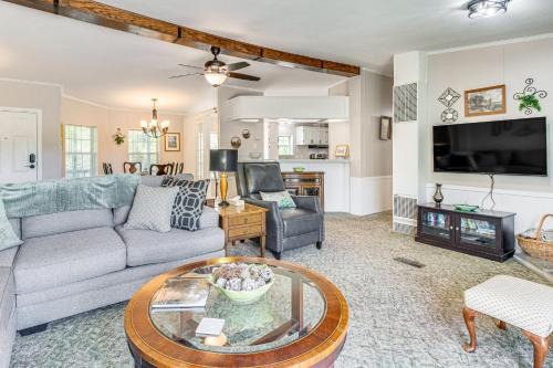 Elizabeth House | 4 Mi to Norfork Lake: Country Stay w/Farm Views!