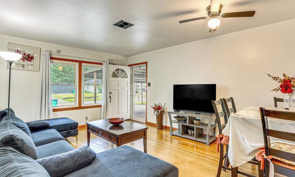 Orange House | 4 Mi to Sabine River! Extended Escape w/Yard