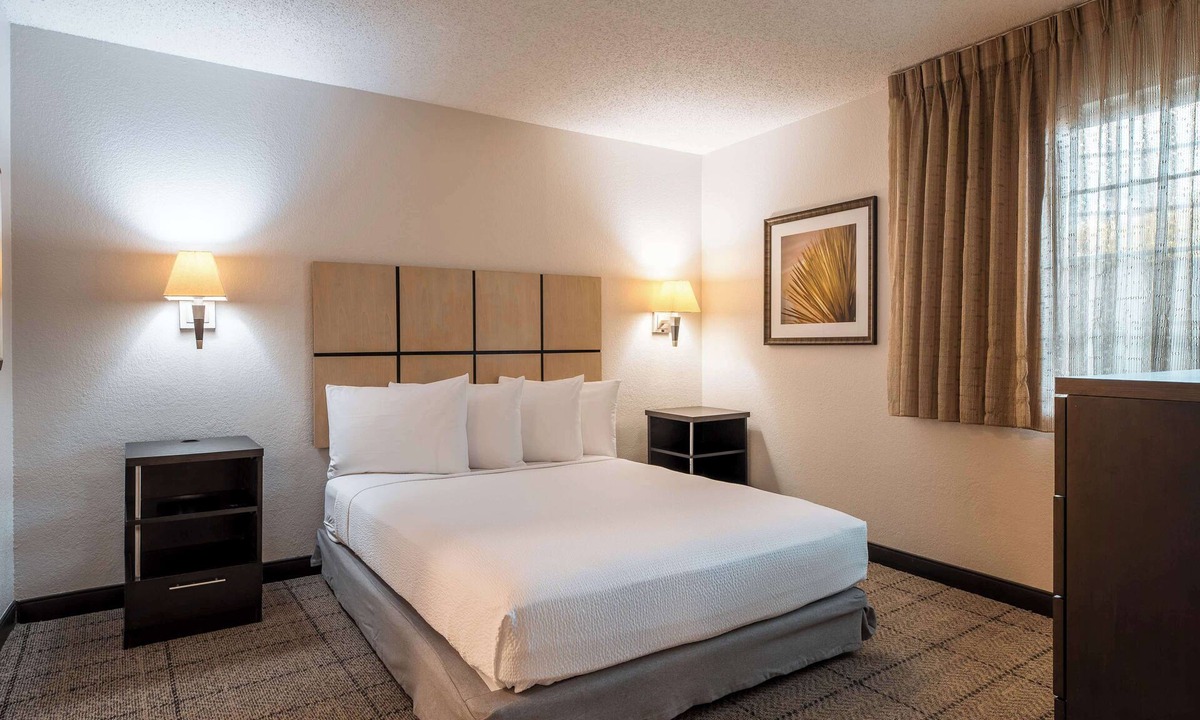 Fossil Creek Hotel | 4 Modern Suites | Full Kitchen | Near Airport – Homelike Amenities