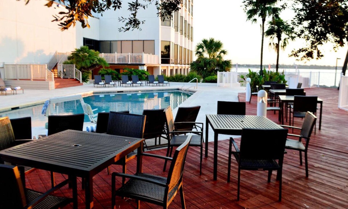 Nassau Bay Hotel | 4 Rooms to Experience lakeside comfort and modern luxury near NASA