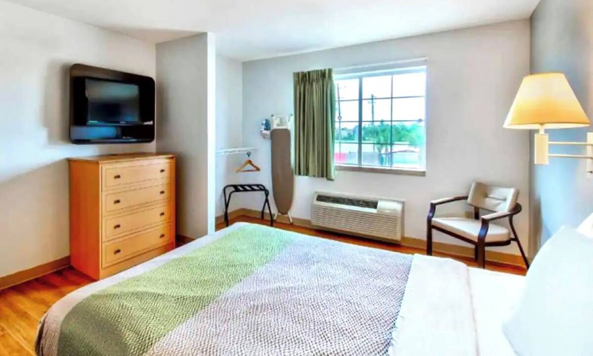 Sulphur Apartment | 4 Rooms with Kitchenette and Pool - Near Sulphur Parks and Creole Nature Trail