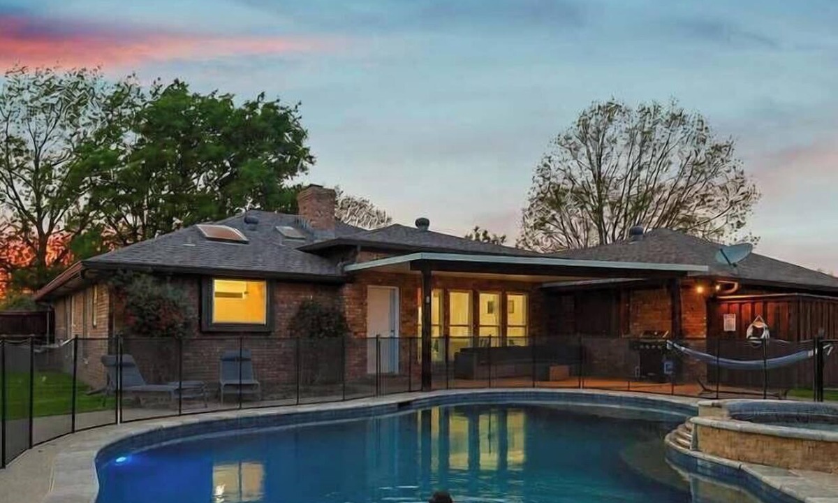 Denton House | 4BR Retreat w/Pool and Grill