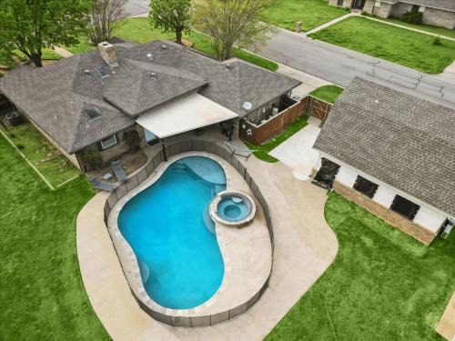 Denton House | 4BR Retreat with Pool and Grill
