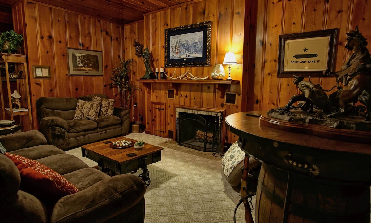 Glen Rose House | 5 Bedrooms, 5.5 Baths, covered porches, hot tub, game room, walk to the square.
