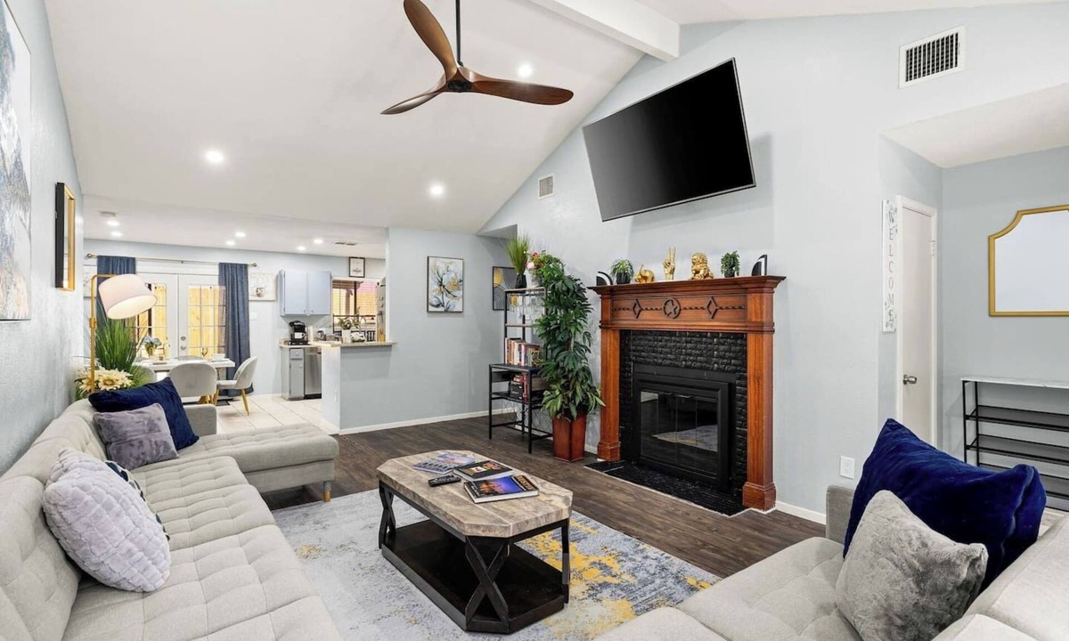 Copperfield House | 5BR/Game Room/Hot Tub/Big Yard/Sleeps 16/15 min DT