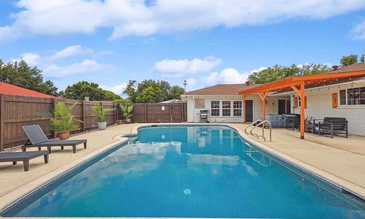 DeSoto House | 5BR Near AT&T Stadium | Pool, Hot Tub, Mini Golf