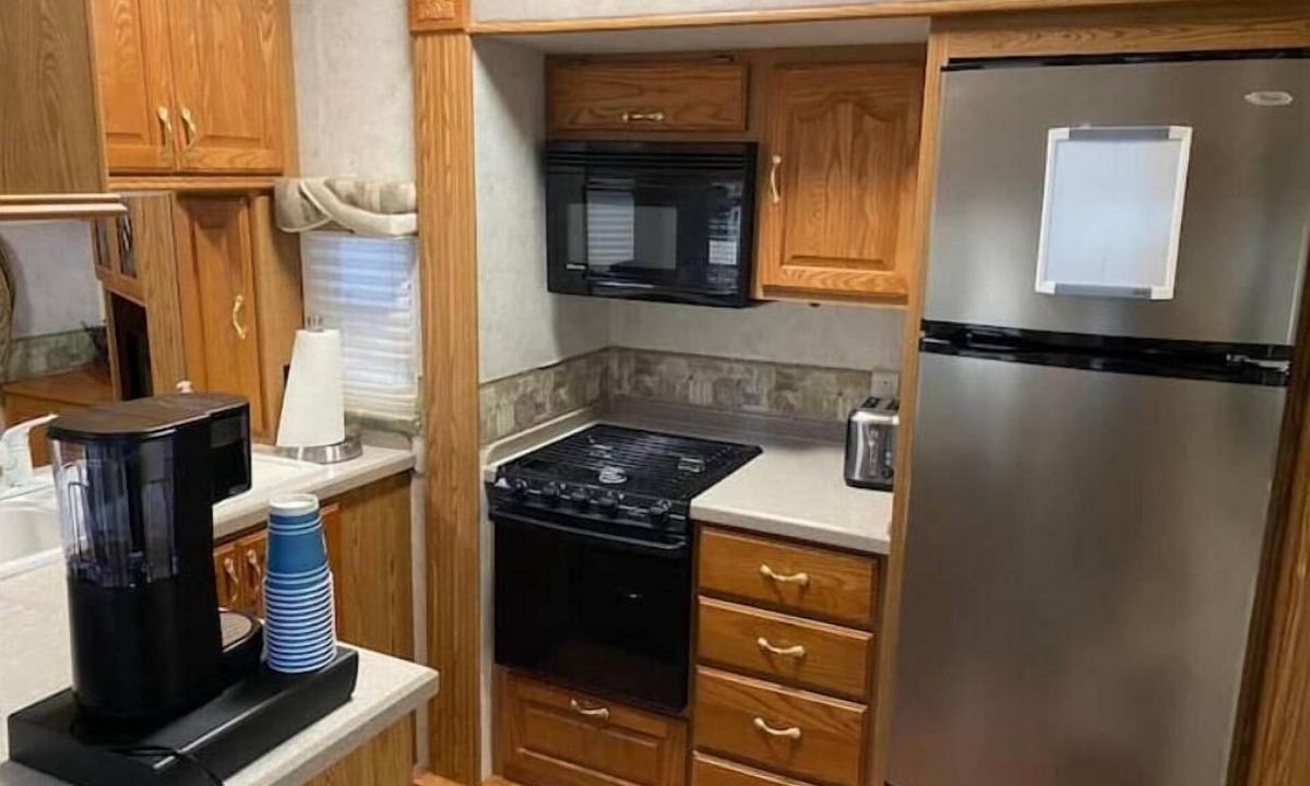 Greenville House | 5th Wheel Camper with plenty of outdoor space