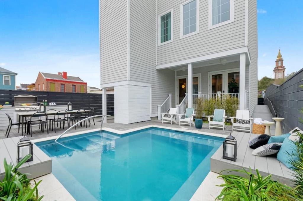 Faubourg Lafayette House | 7BR City Condo & Pool Access Near CBD