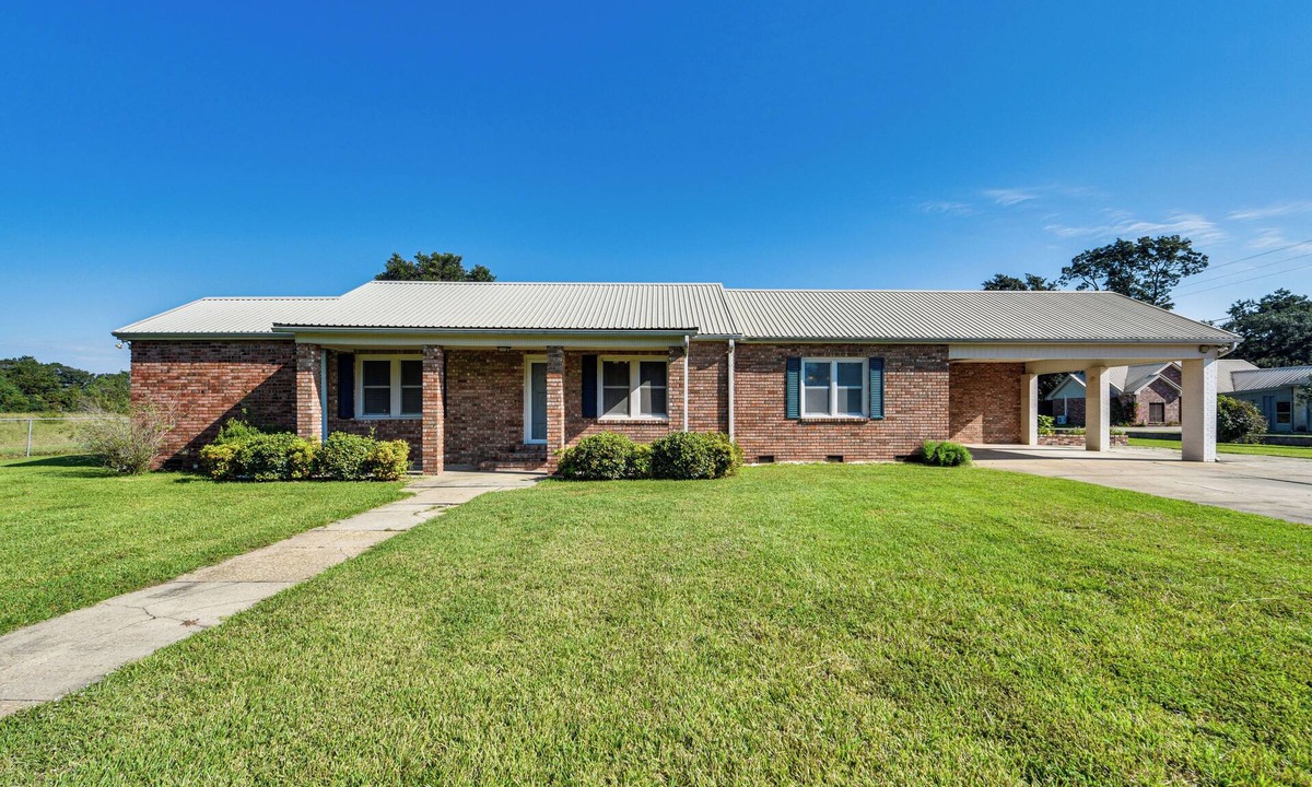 Broussard House | 8 Mi to Lafayette: Dog-Friendly Home w/Large Yard