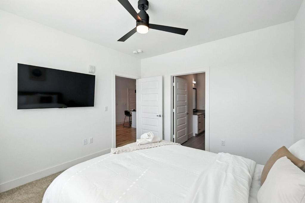 Fort Worth Apartment | 95 Luxury 2B2B Condo DT Fort Worth, Resort Style Pool & Gym, Golf Simulator, 7M to Dickies Stadium, 15M to AT&T stadium
