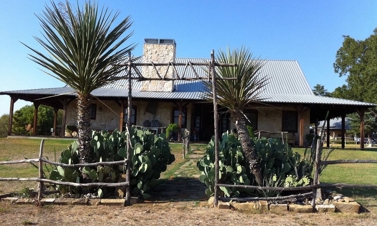 Ennis House | A Romantic, Family And Pet Friendly Guest House.