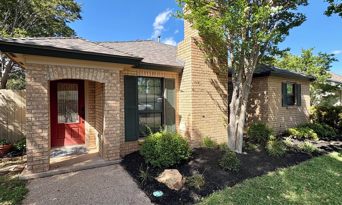 Abilene House | Abilene Urban Oasis-Modern/Sleeps 8/Games/Walk to ACU/Gorgeous Backyard