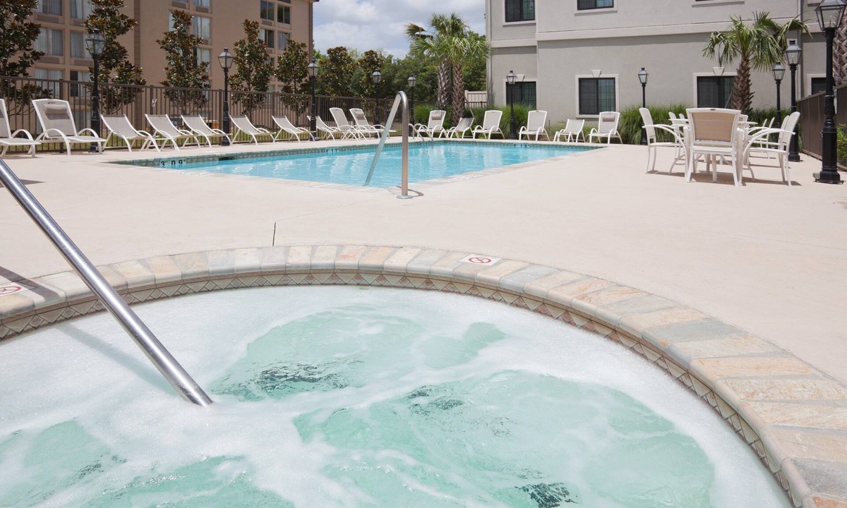Lafayette Apartment | Accessible King Studio Suite | Roll-In Shower