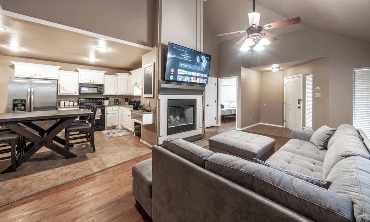 Lubbock House | Adobe Abode Duplex B - 4BR/3BA - South Lubbock