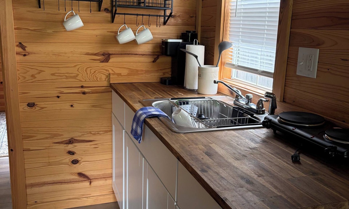 Alexandria Cottage | Adorable 1-bedroom Tiny Home Cottage with AC in charming Alexandria