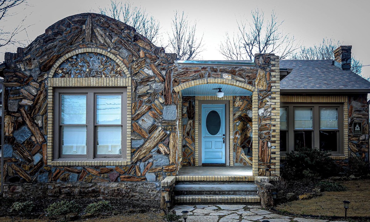 Glen Rose House | Adorable 3 Bedroom/2 Bath Remodeled Cottage and Carriage House Built Circa 1930!