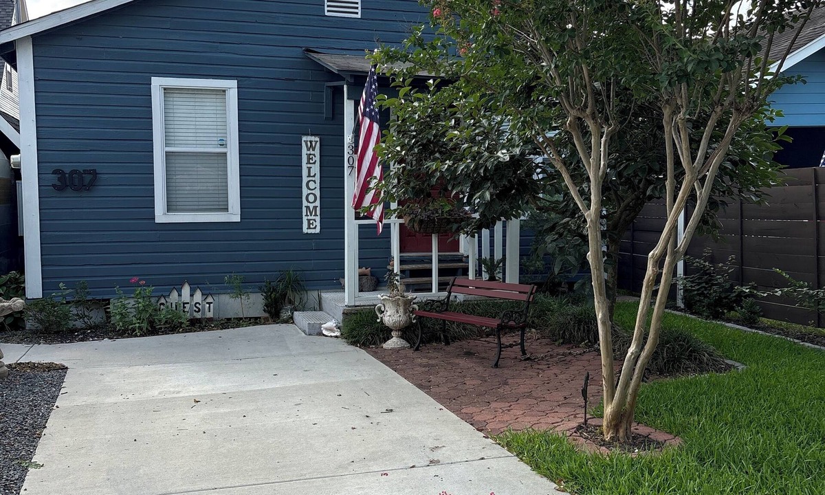South Central Houston House | Adorable newly renovated bungalow. Walking distance to FIFA!