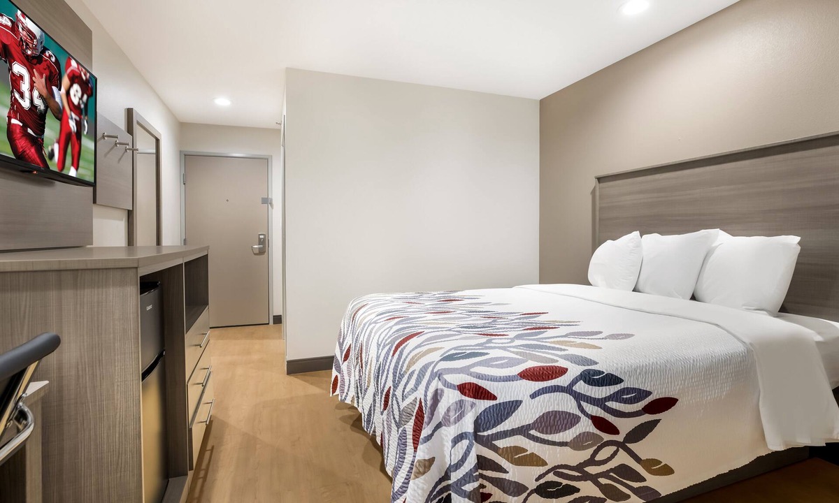 Sulphur Hotel | Affordable Retreat in Sulphur, LA: Short Drive to Chennault Int’l Airport!