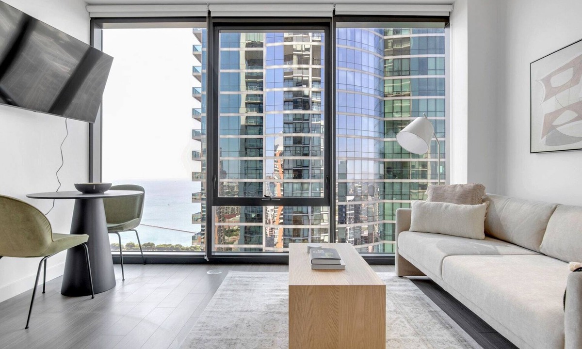 South Loop Apartment | Airy South Loop Studio w/Pool, Gym & Spa, nr Grant Park, by Blueground
