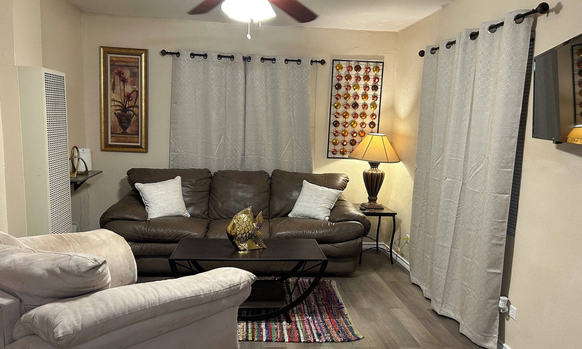 Woodlawn Lake House | Amazing 1-bedroom townhome with AC in San Antonio