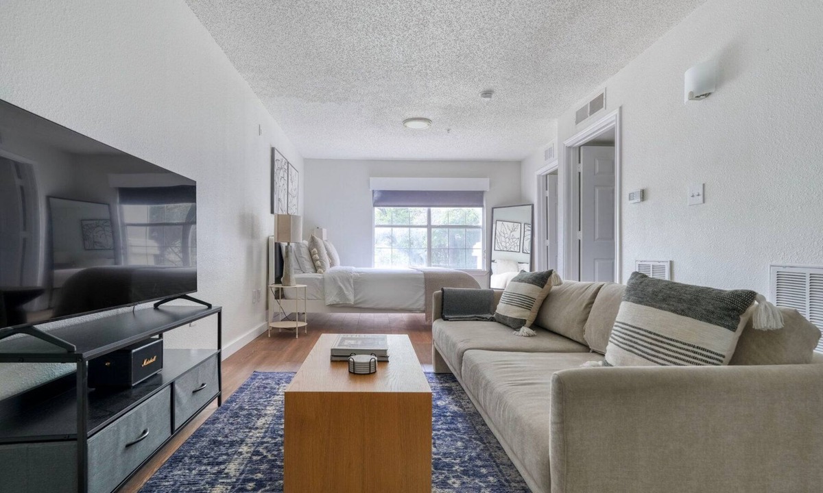 Gateway Apartment | Amazing Gateway Studio w/Gym, Pool, nr Movies, by Blueground