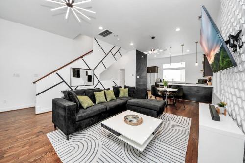 East Downtown Houston House | AMAZING ROOFTOP! DOWNTOWN SKYLINE VIEWS! SLEEPS 15