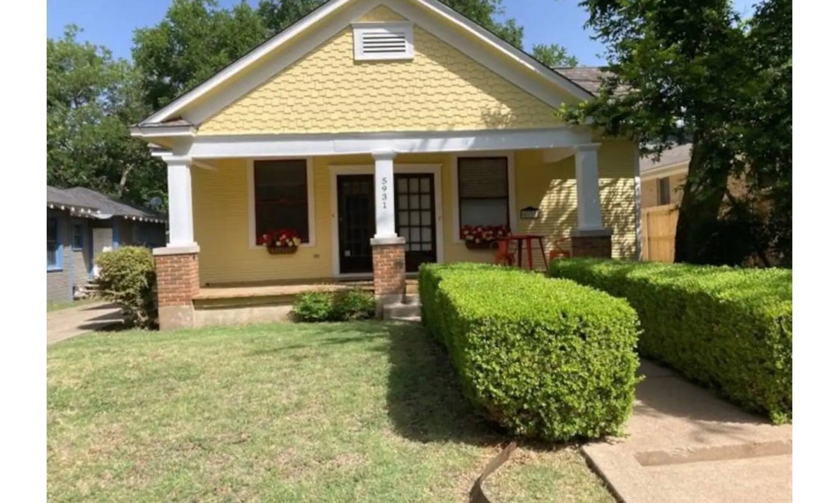 Junius Heights House | Artsy, Cheerful 1 bedroom Bungalow with Patio
