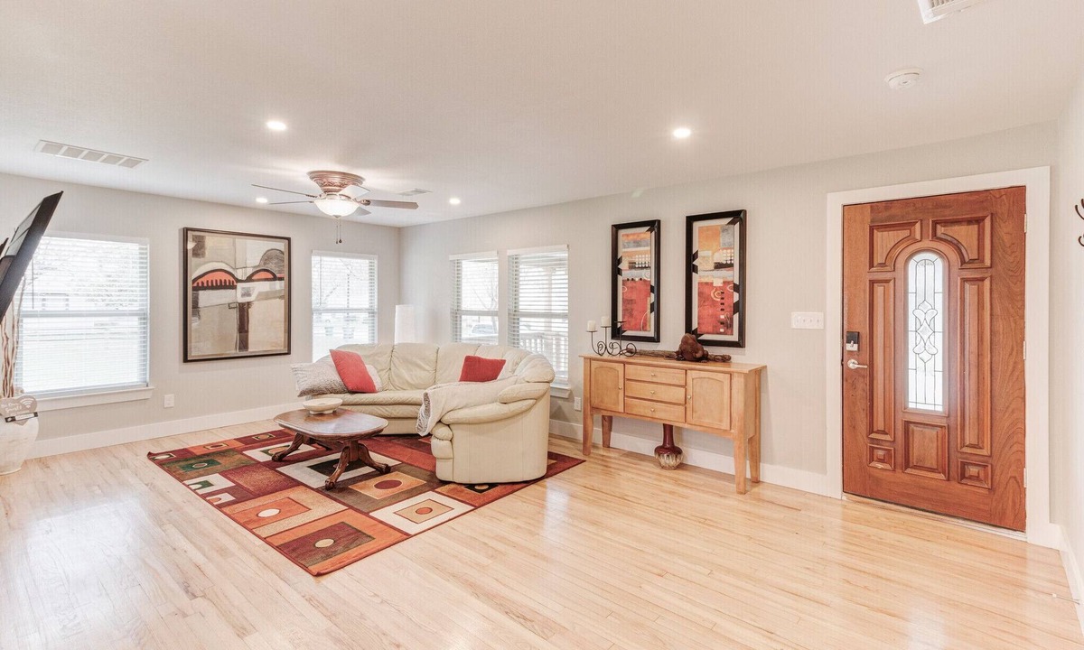 Central Arlington House | Atnt Cowboys Rangers Tx Live FIVE STARS! 4Bed 4 Bath Walk Downtown Arlington
