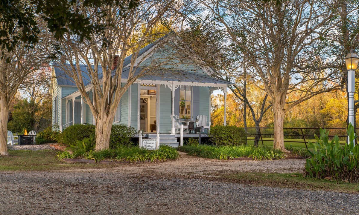 Rayne Cottage | Autumn Cottage: Sunlit Private Cottage in Cajun Country with Lake Views & Porch