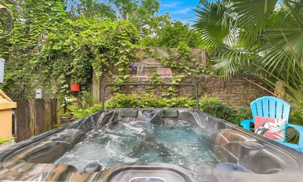 Faubourg Marigny House | B&W Courtyards
