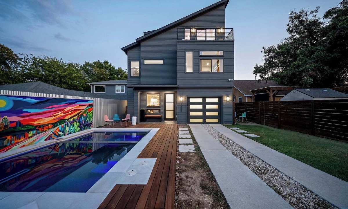 Swede Hill House | Bach & Bubbly House with Pool, Gym & Glam Room