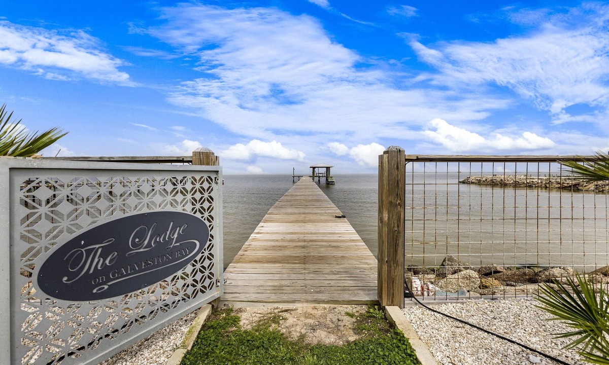 San Leon House | Bayfront Trio House w/Hot Tub + Private Pier