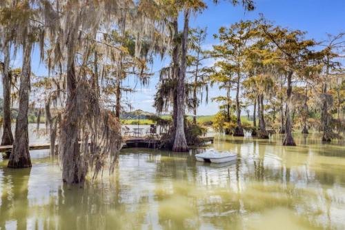 Opelousas House | Bayou Oaks-Sleeps 12-Private Lake with Fish