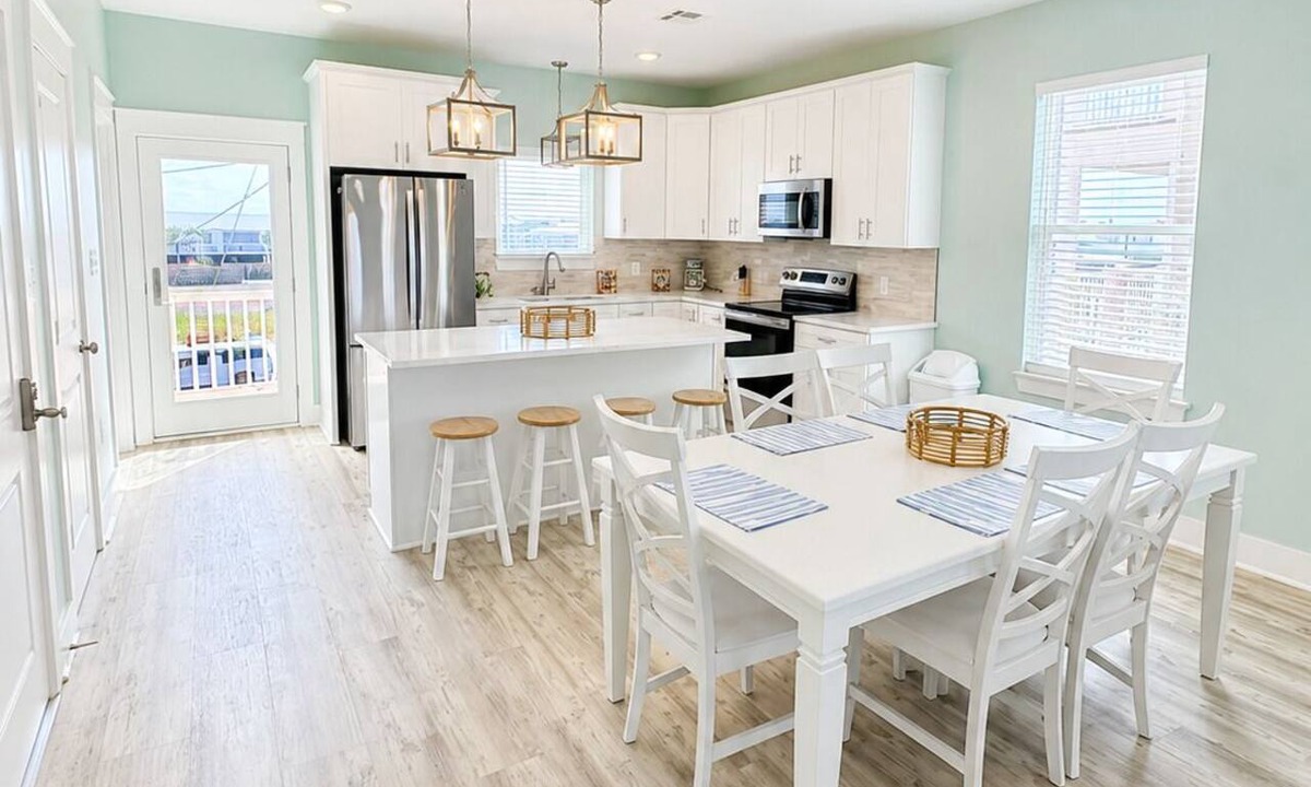 Grand Isle Condo | Baywinds condo #9: Spacious 4BR waterfront retreat in Grand Isle, LA. - Coastal Realty Group