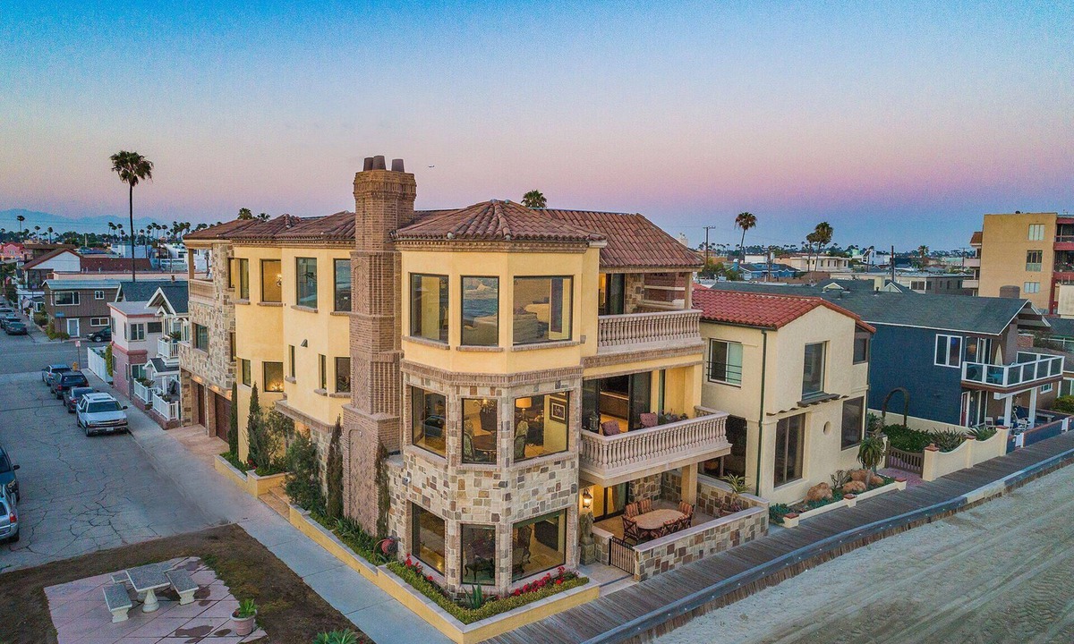 Peninsula House | Beach Front Executive Home