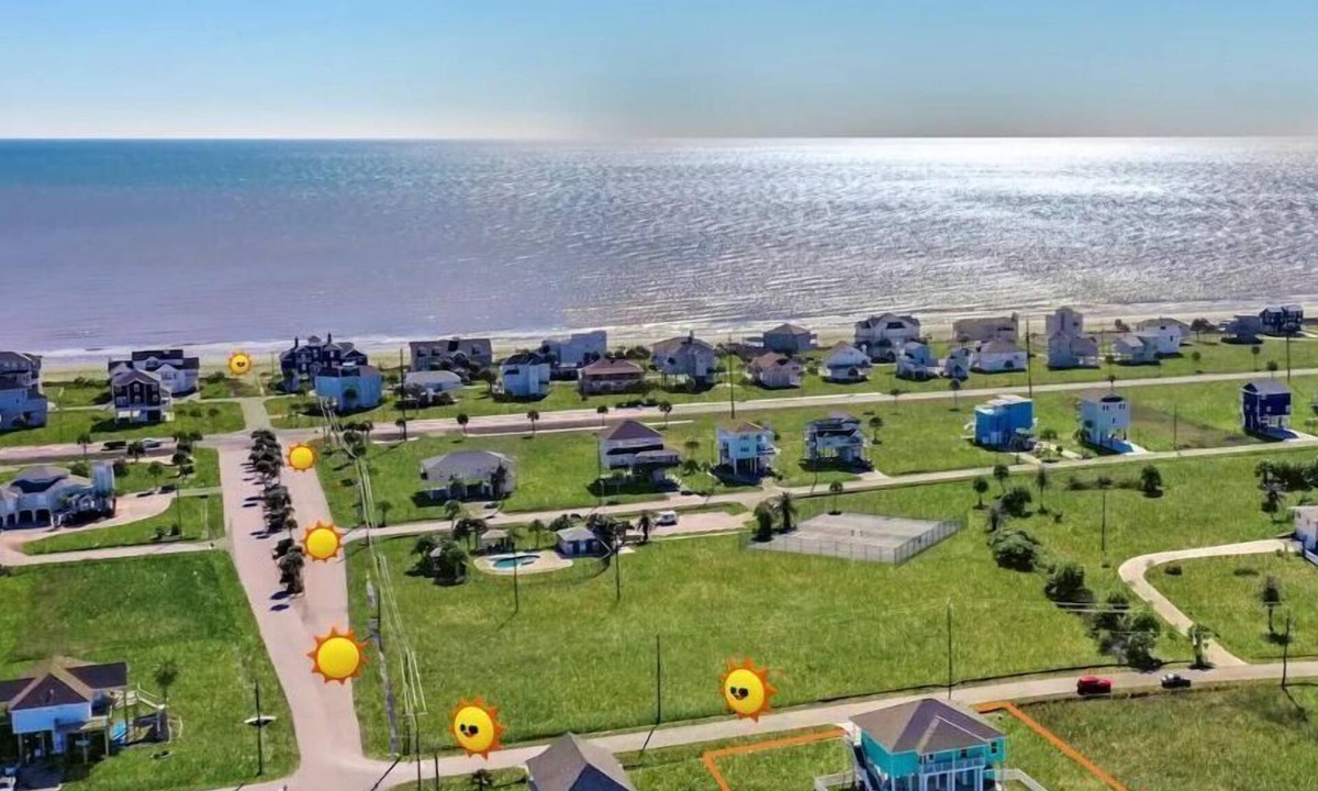 Indian Beach House | Beach Getaway. 2 King Beds. Walk to Beach. Fire Pit, BBQ Grill and Ping Pong