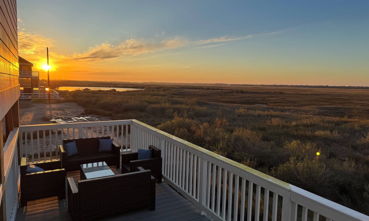 Port Bolivar House | Beach House w/Epic Sunsets, up to 30% off — 15% for 7-nights + member discount!