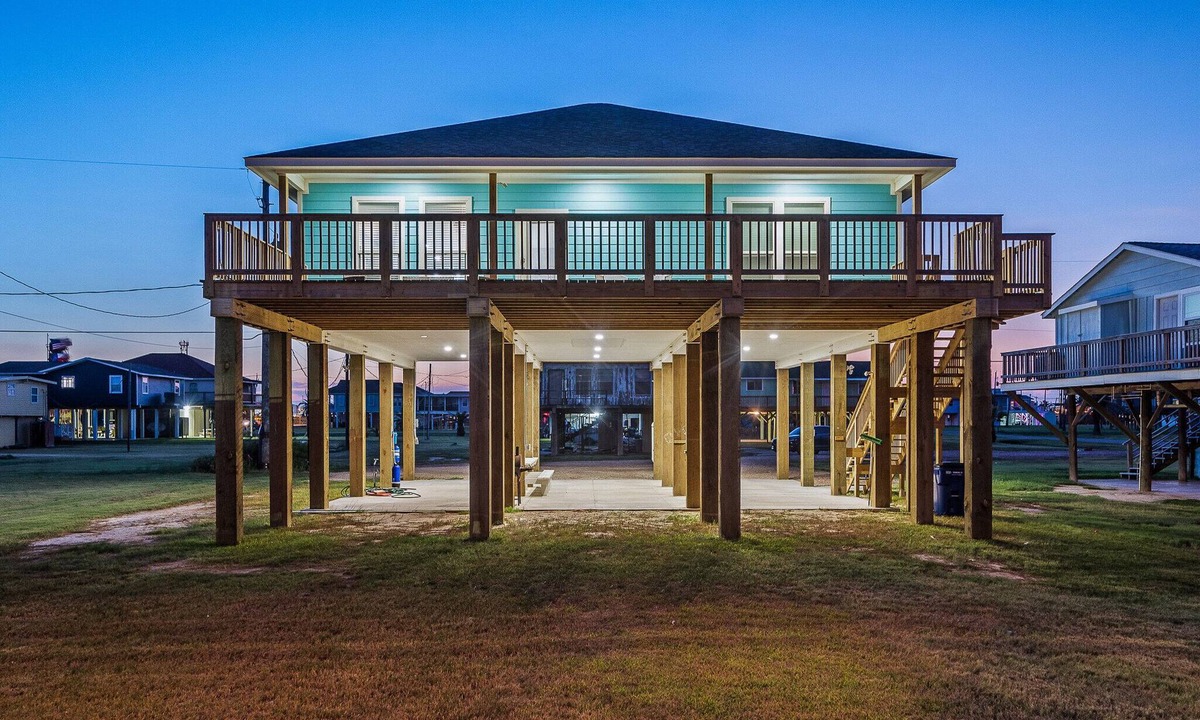 Surfside Beach House | Beachfront Oasis - Lots of Amenities!