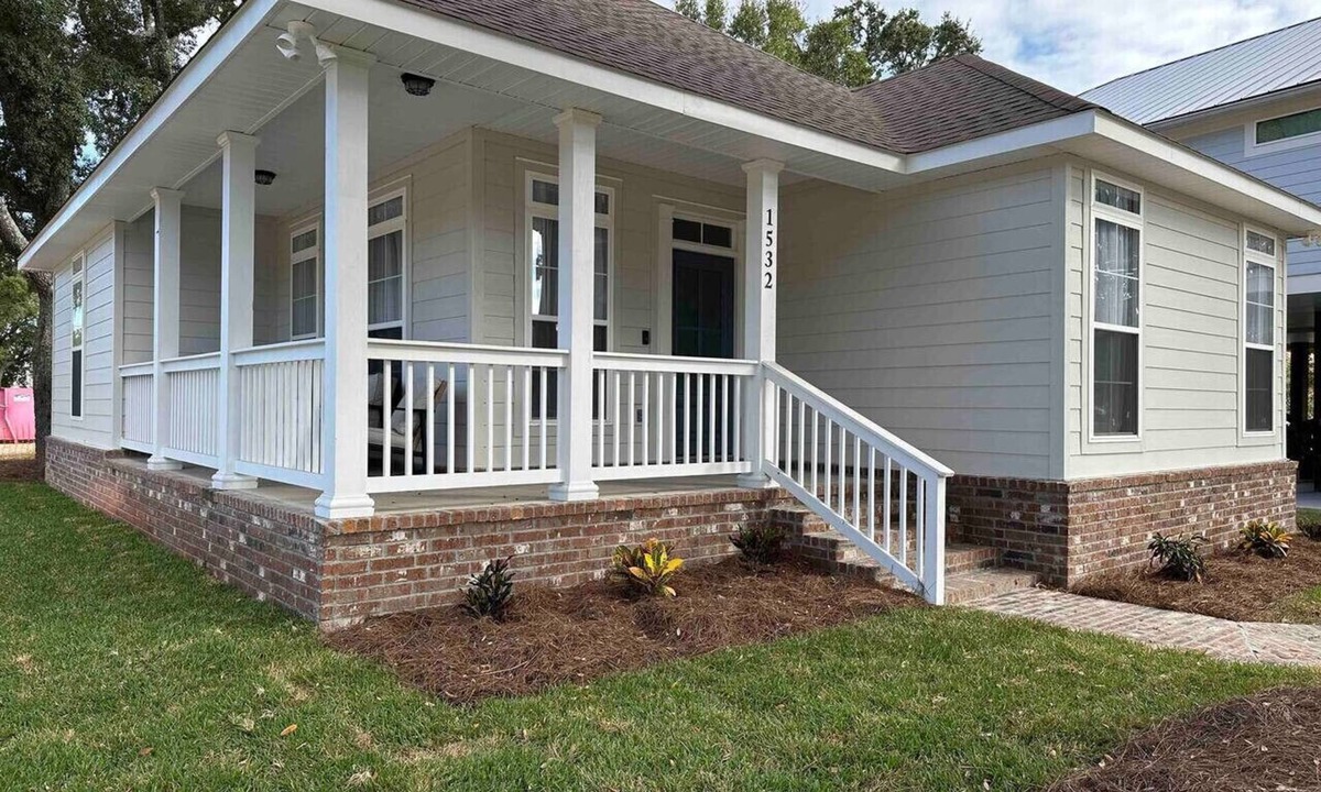 Gulfport House | Beachside Retreat | Pet Friendly | Sleeps 8