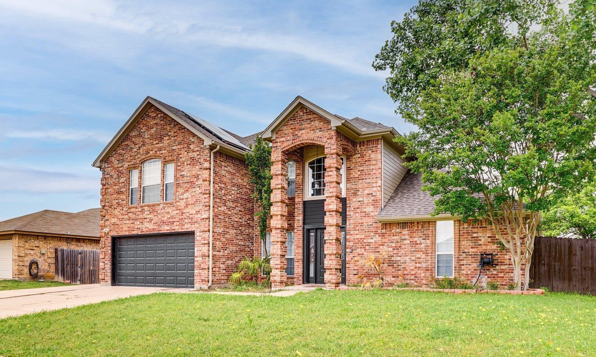 Burleson Villa | Beautiful 5-bedroom villa in welcoming Burleson with AC