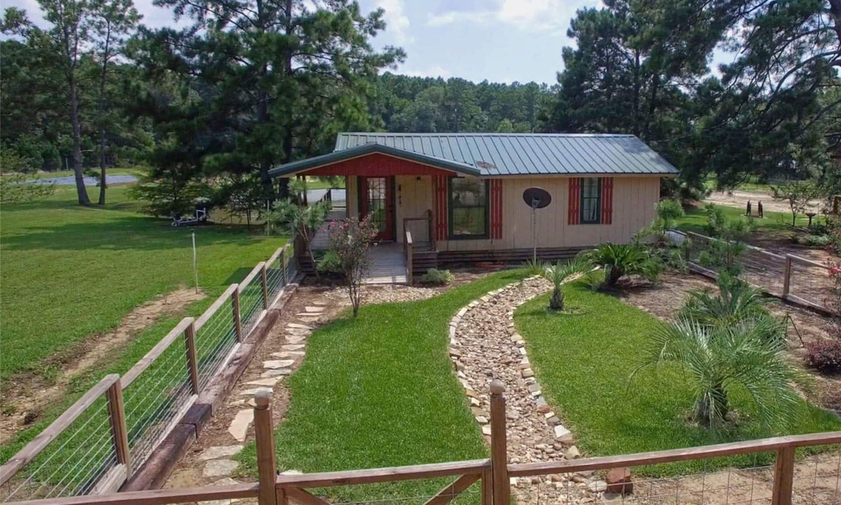 Kennard Cabin | BEAUTIFUL CABIN IN NATIONAL FOREST WITH SCREENED IN PORCH AND POND WITH FOUNTAIN