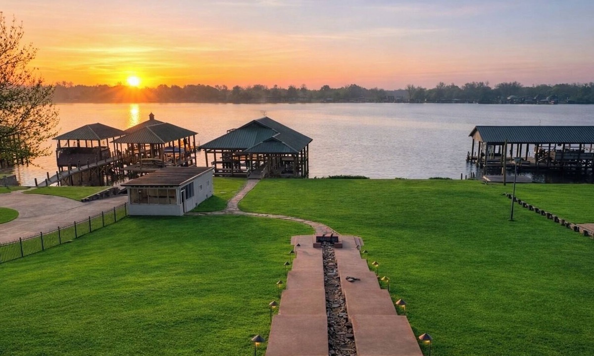 New Roads House | Beautiful False River Home on water w/Dock