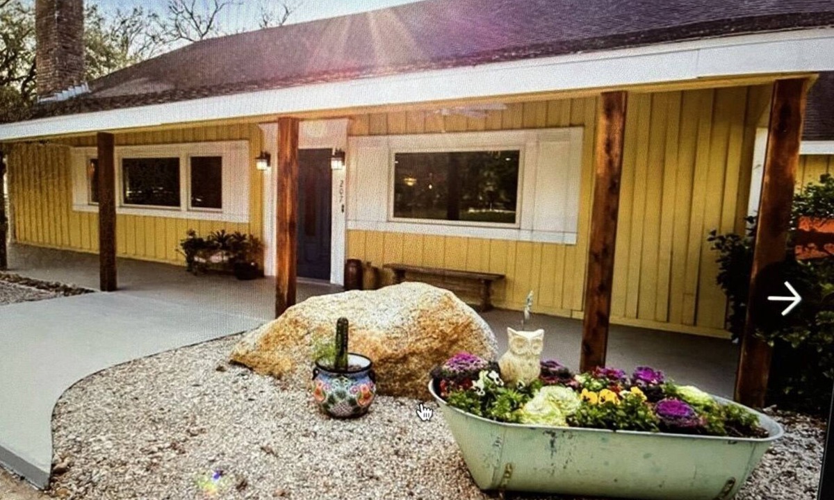 Simonton House | Beautiful Farmhouse with serene environment. 4+ acres beautiful landscape.