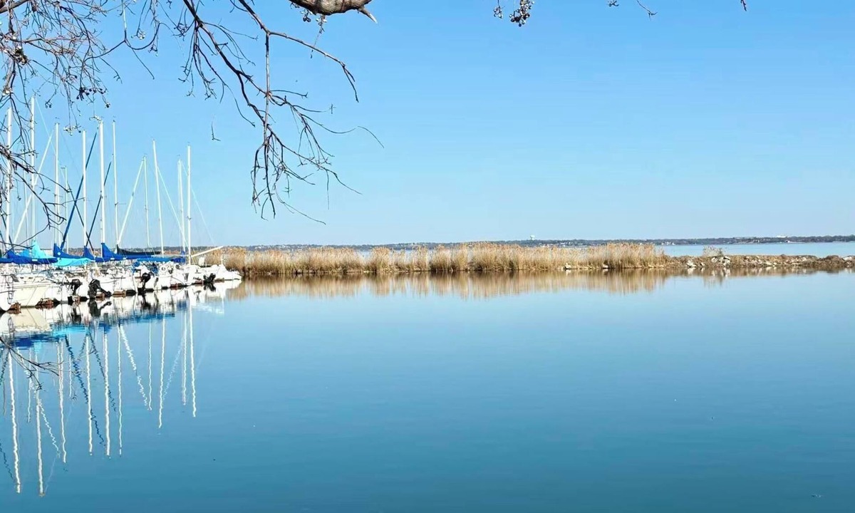 Garland Condo | Beautiful Lakeview 2BR Condo -Modern & Cozy with Pool