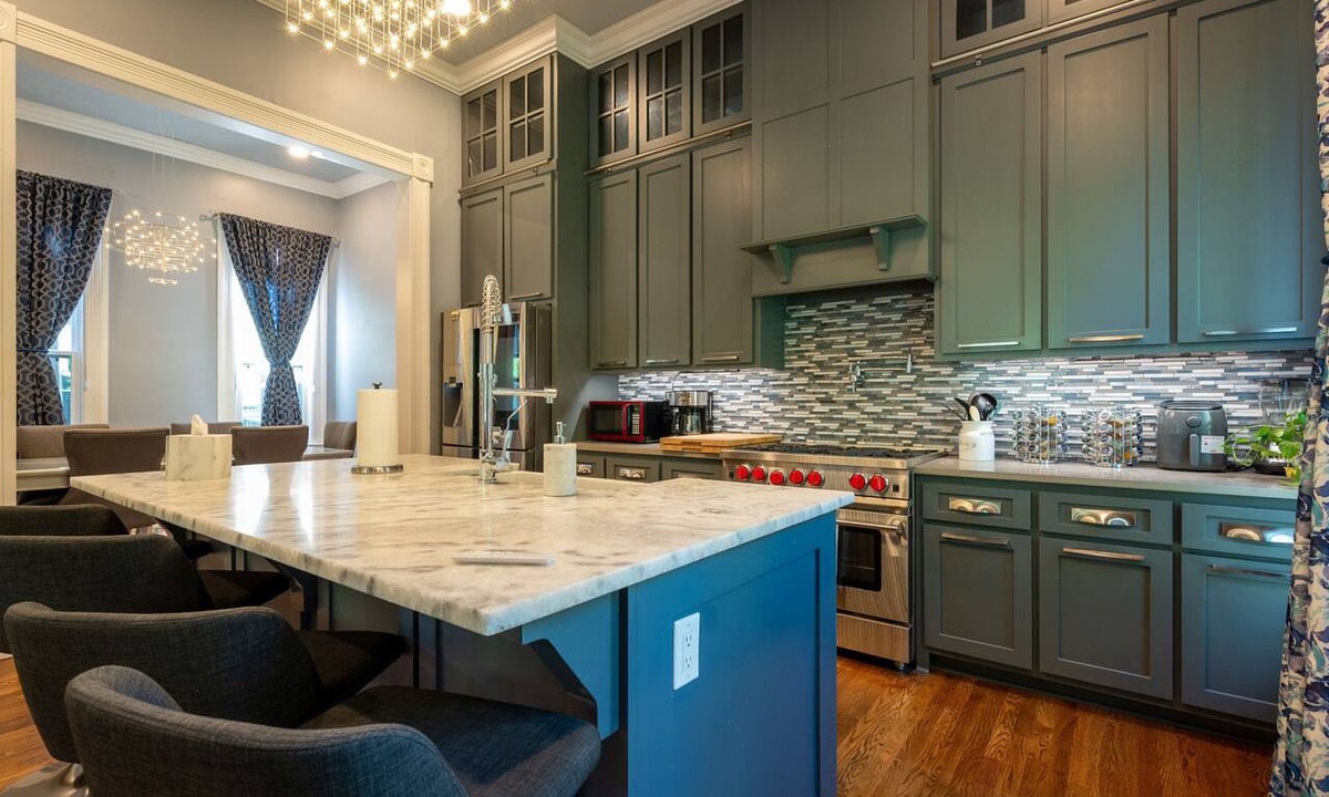 East of Broadway Cottage | Beautiful two-bedroom cottage nestled in the heart of vibrant SoMa.