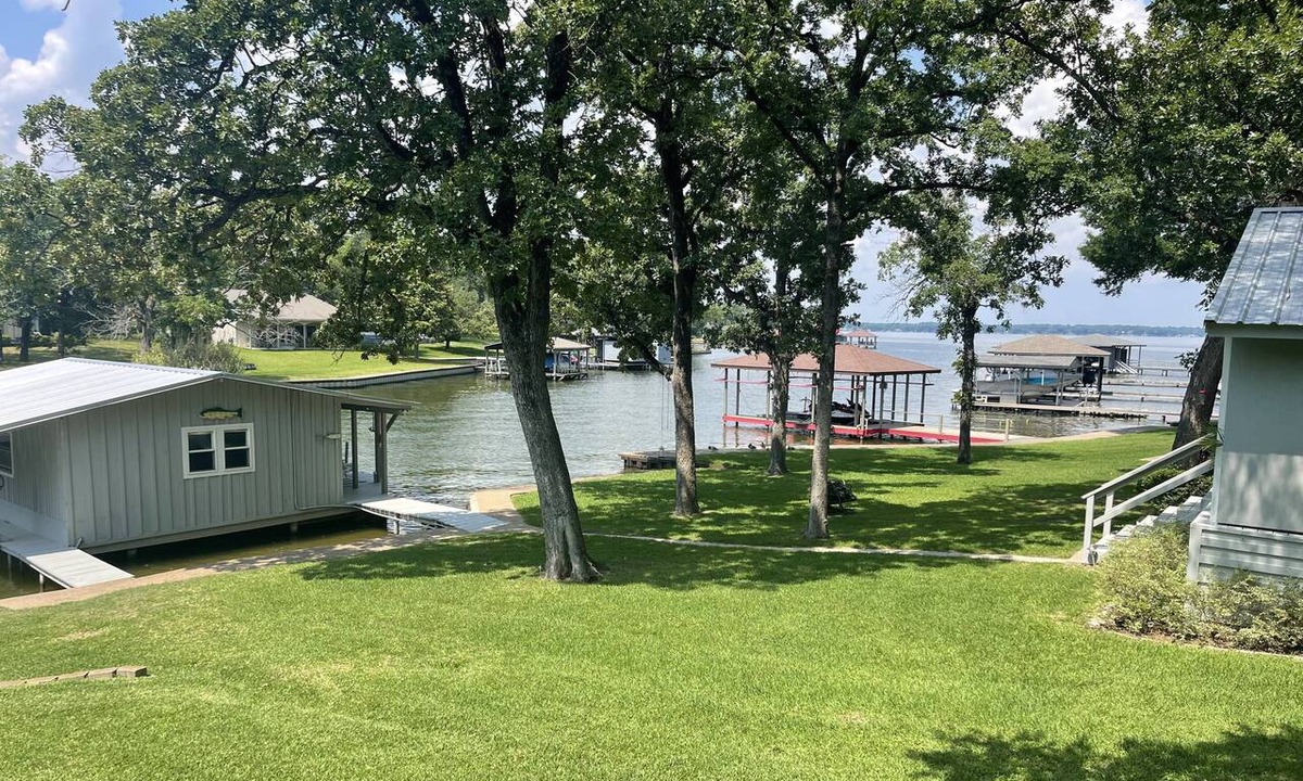 Leisure Land House | Belle Maison du Lac! Lakefront Retreat with Boathouse & Firepit - Perfect for Family & Friends!