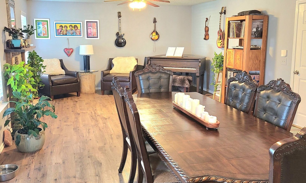 Saginaw House | Big and Cozy Retreat Near Stockyards, 15 minutes from everything Fort Worth!