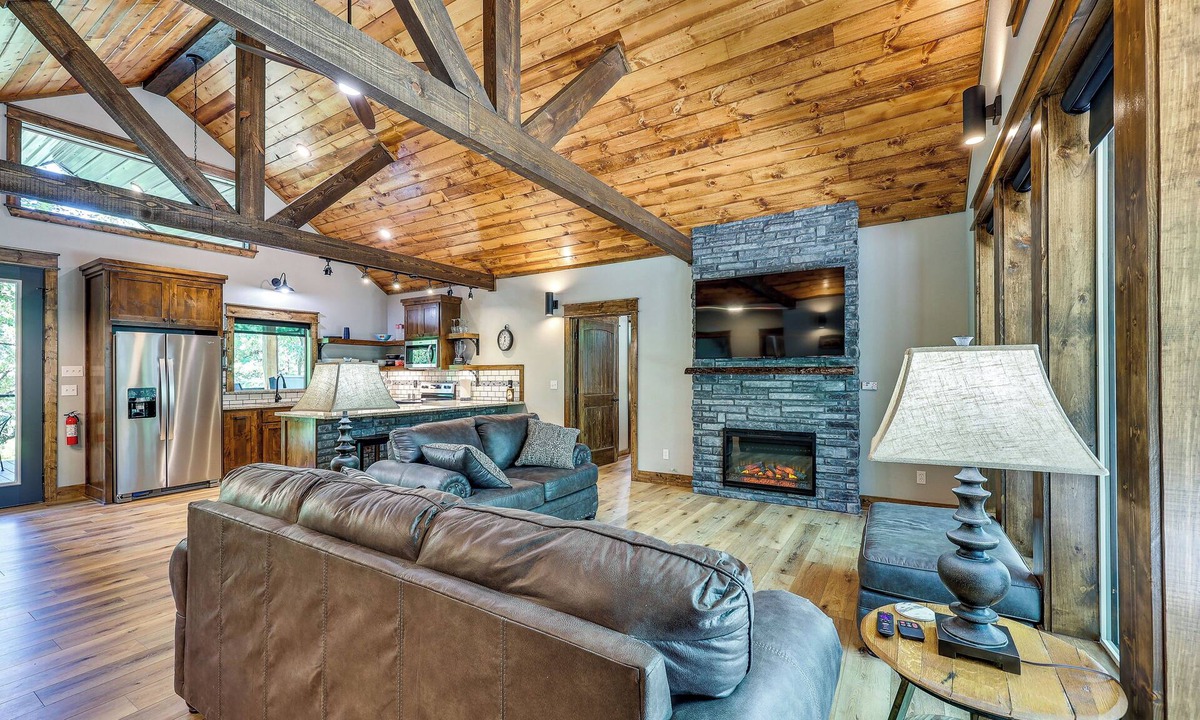Hodgen Cabin | Big Cedar Vacation Rental w/Deck & Hot Tub!