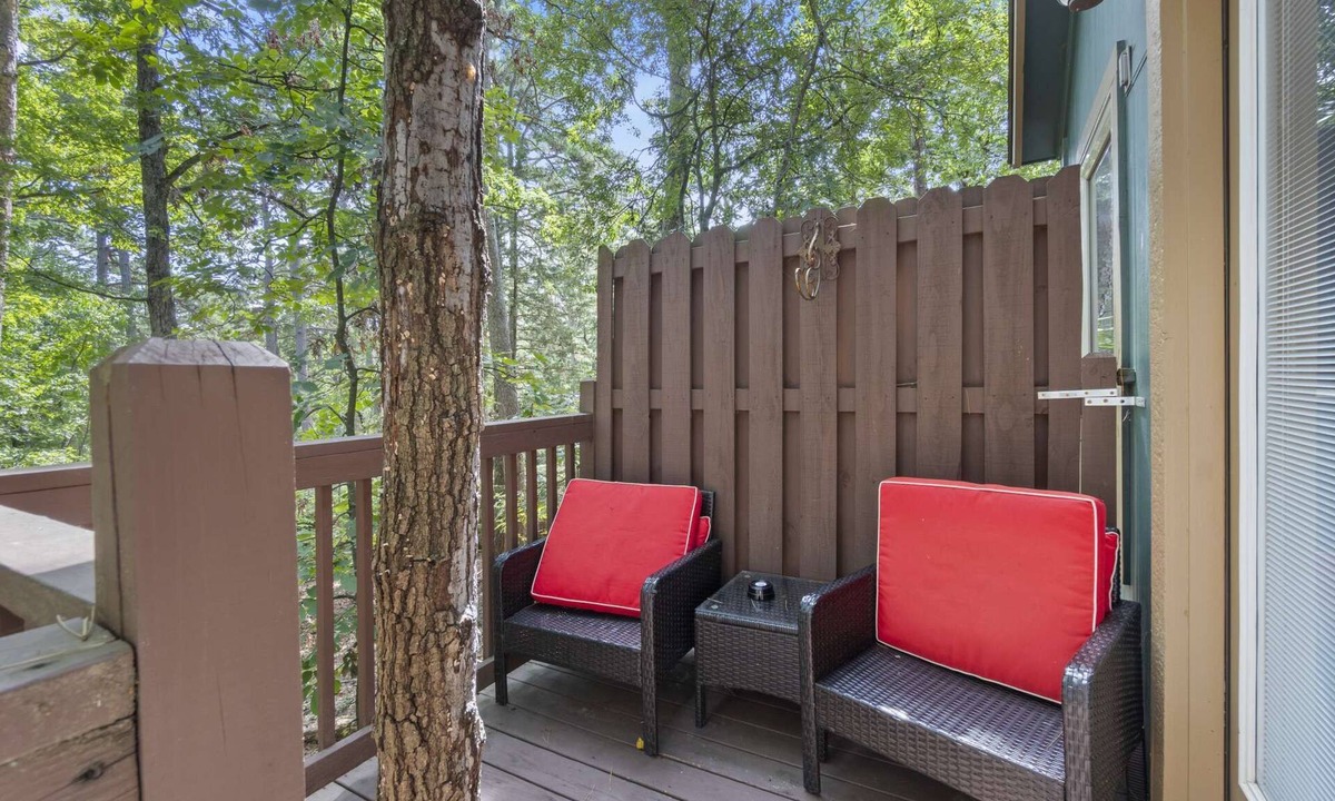 Eureka Springs Cottage | Big Pine Treehouse with Jacuzzi