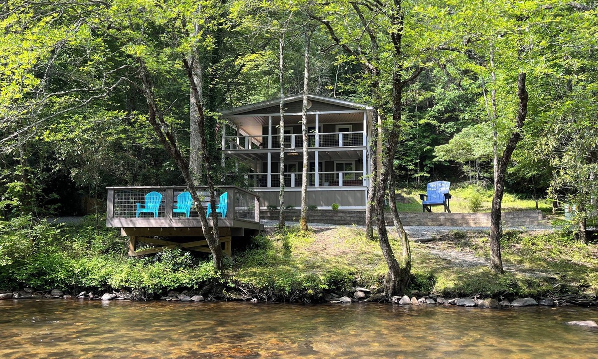Blue Ridge Cabin | Blue Ridge Riverfront Cabin 2-Level Deck Sleeps 8